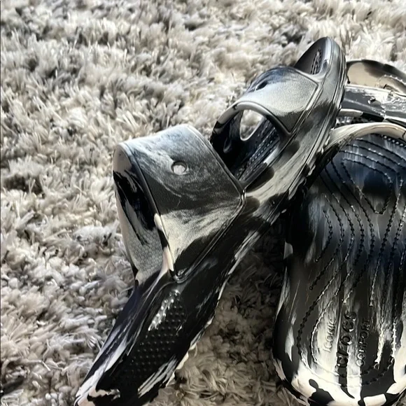 Marble Pattern Slides in Black and White - Picture 6 of 8